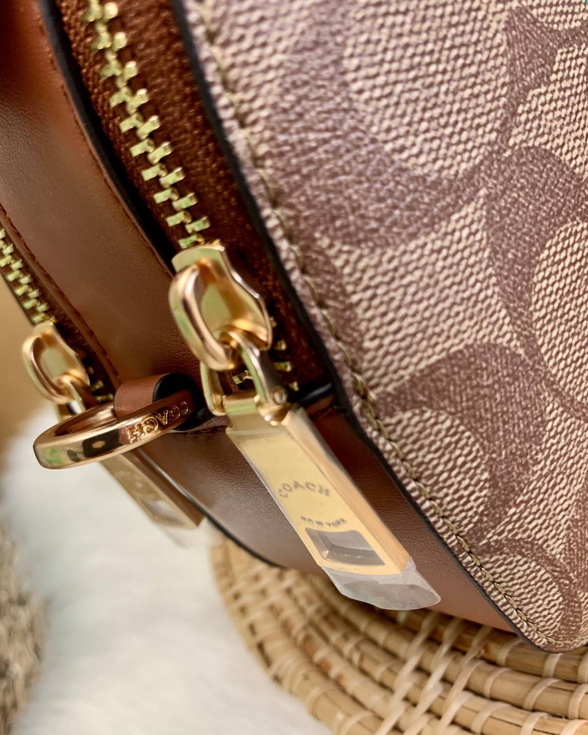 ใหม่ล่าสุดก่อนใคร! 🌈ต้อนรับเปิดประเทศด้วยรุ่นใหม่กันค่าา😘 COACH Serena Satchel In Signature Canvas With Stripe ((C5642)) พร้อมส่งที่ไทย ใบจริงสีคือสวยหรูมากค่ะ! กระเป๋าสะพายข้าง ขนาดกระทัดรัด ทรงโดมเล็ก น่ารักมากๆค่ะ ด้านหน้าสกรีนแถบสีสายร