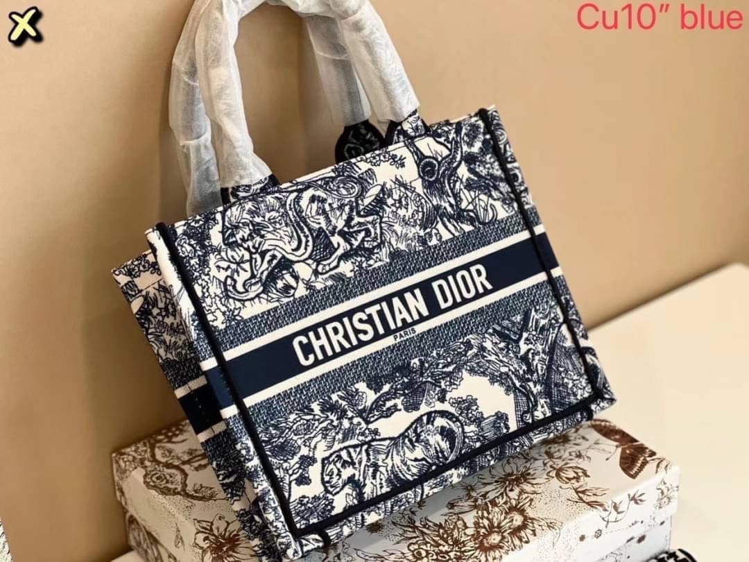 DIOR SMALL BOOK TOTE กระเป๋าสะพายทรงโท้ท สวยคลาสสิคขนาดกำลังดี พกพาสะดวก ใช้งานง่ายสุดๆ วัสดุงานทอละเอียดคุณภาพดี ภายในเป็นช่องโล่ง ใบจริงงานสวยเกินเบอร์!! สวยงามเกินราคา ไม่ผิดหวังจ้า