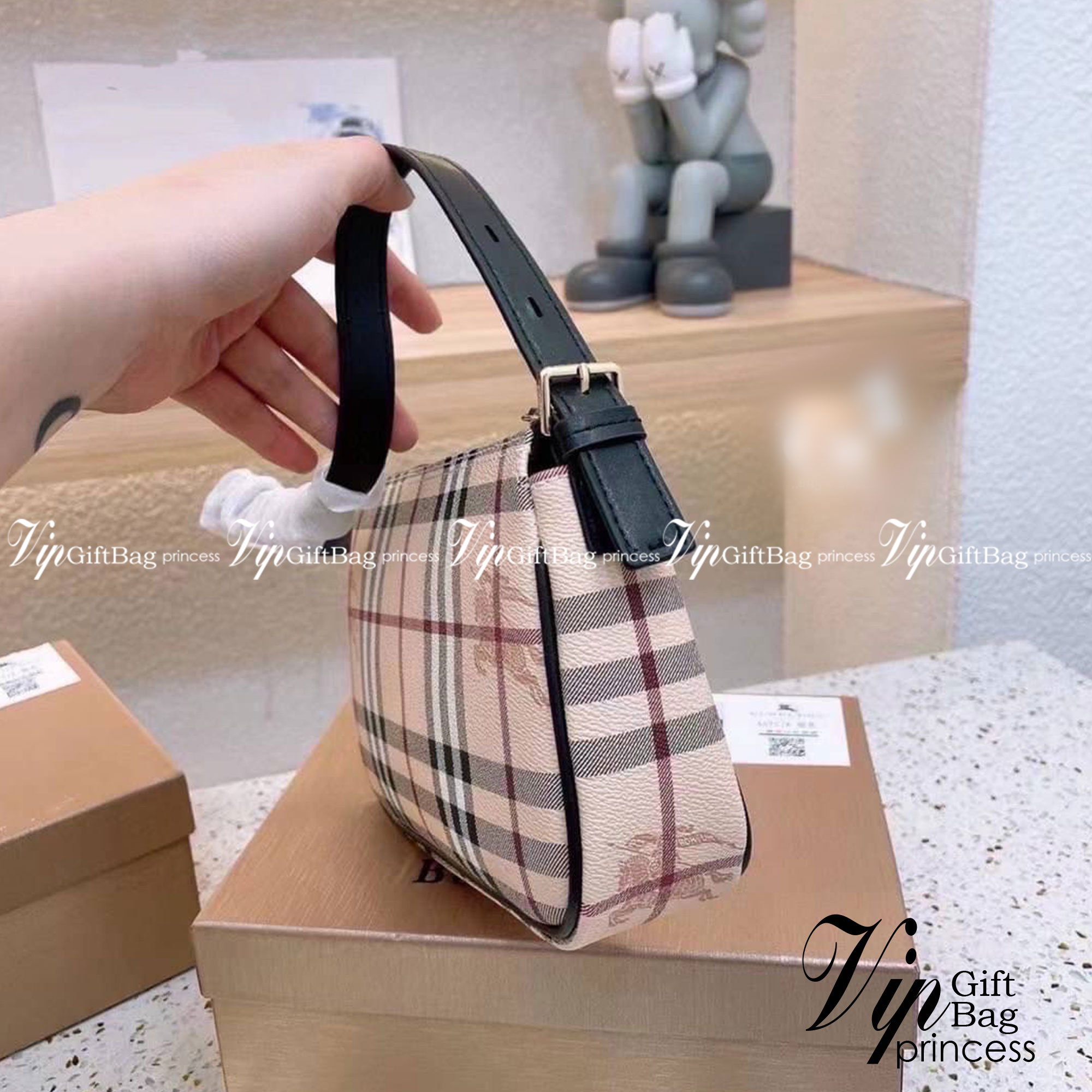 Burberry Vintage Bag / Burberry Nova Check Small Shoulder Bag พร้อมส่งที่ไทย กระเป๋าสะพายไหล่ Vintage Check ที่ถือว่าเป็นสัญลักษณ์อันเก่าแก่ของแบรนด์ ภายในเป็นช่องโล่งกว้าง และมีคุณสมบัติการใช้งานที่ครบครัน