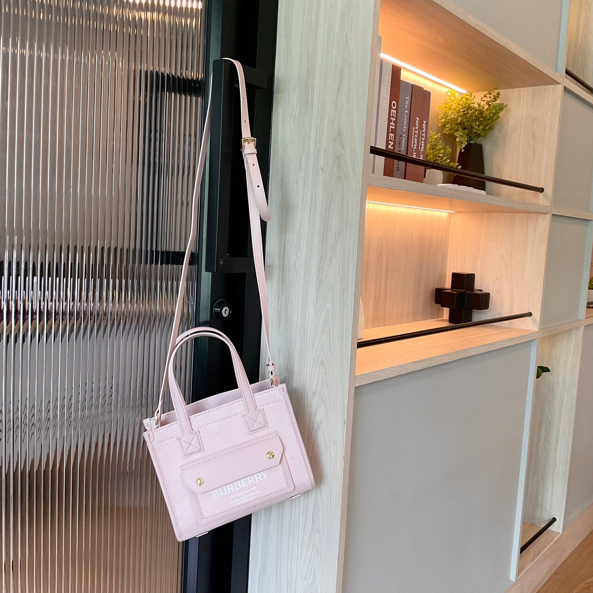 BURBERRY Mini Freya Tote in Bright Red/dusky Pink / BURBERRY FRAGRANCES MINI TOTE BAG ตัวกระเป๋าเป็นผ้าตัดหนัง Lambskin นิ่มสวยหรูดูดี สีสันพาสเทล💖🐻 **น่ารักมากๆ มีช่องกระเป๋าหน้าเล็กให้1ช่อง ภายในช่องหลักโล่งกว้าง