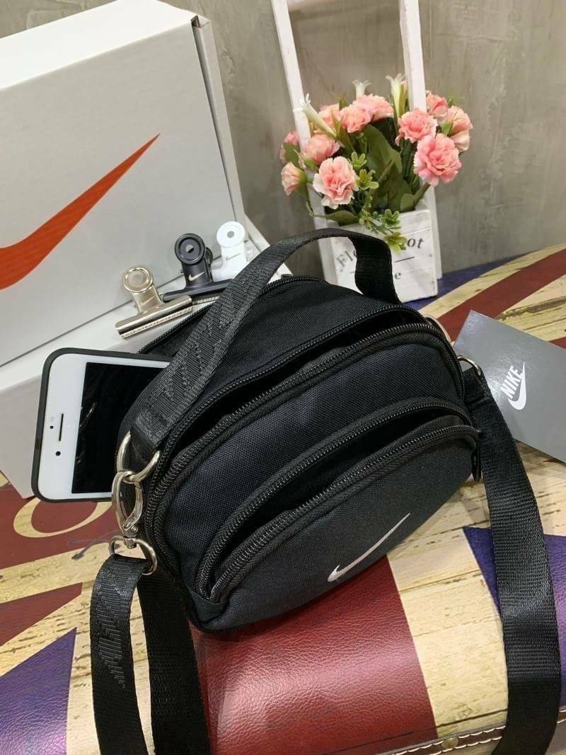Nike mini swoosh shoulder bag กระเป๋าถือหรือสะพาย ขนาดมินิ ดีไซน์สุดเก๋จากNike แบรนด์sport สายสกรีนโลโก้แบรนด์ปรับระดับฟรีไซส์ได้ มีช่องซิปใช้งานหลายช่อง พร้อมตัวหนีบแบรนด์ในเซทเฉพาะรุ่น ใส่ไอโฟนพลัส ของจุกจิกแยกใส่ได้เป็นสัดส่วน อีกหนึ่งรุ่นลิมิเตทที่ใช้