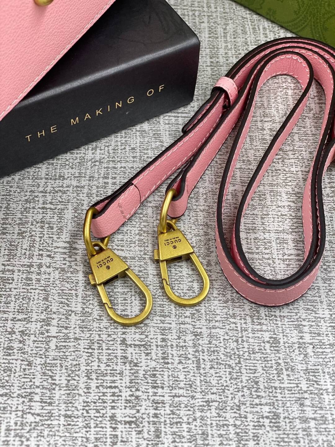 VIP GIFT 】หนังแท้ GUCCI Diana mini tote bag กระเป๋างานหูไม้ไผ่สุดคลาสสิก ดีไซน์มาใหม่พร้อมเข็ดขัดหนังสีสะท้อนแสงประดับตรงหูกระเป๋า ขนาดมินิกำลังน่ารักเลยค่ะ วัสดุหนังแท้ อะไหล่ทอง งานสวยตั้งอยู่ทรง มีสายสะพายยาว 1เส้น สามารถปรับระดับได้-ถอดได้ งานเก๋ไก๋ที