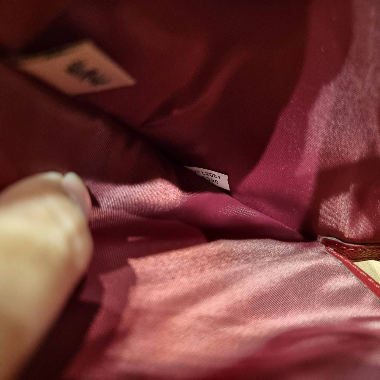 COACH 6390 MEDIUM CORNER ZIP WALLET เดอะเบสท์รุ่นที่สาวๆตามหา!! ดีไซน์ใหม่ สวยสะกด!! กระเป๋าสตางค์ใบกลาง สีคลาสสิค เรียบแต่แฝงความหรู บอกเลยว่ามันละมุนมาก!! ด้วยวัสดุหนัง crossgrain ที่ดูแลรักษาง่าย และยังดูผู้ดี ถือใช้แล้วขับผิวทุกสี ภายในมีช่องใส่บัตรแล