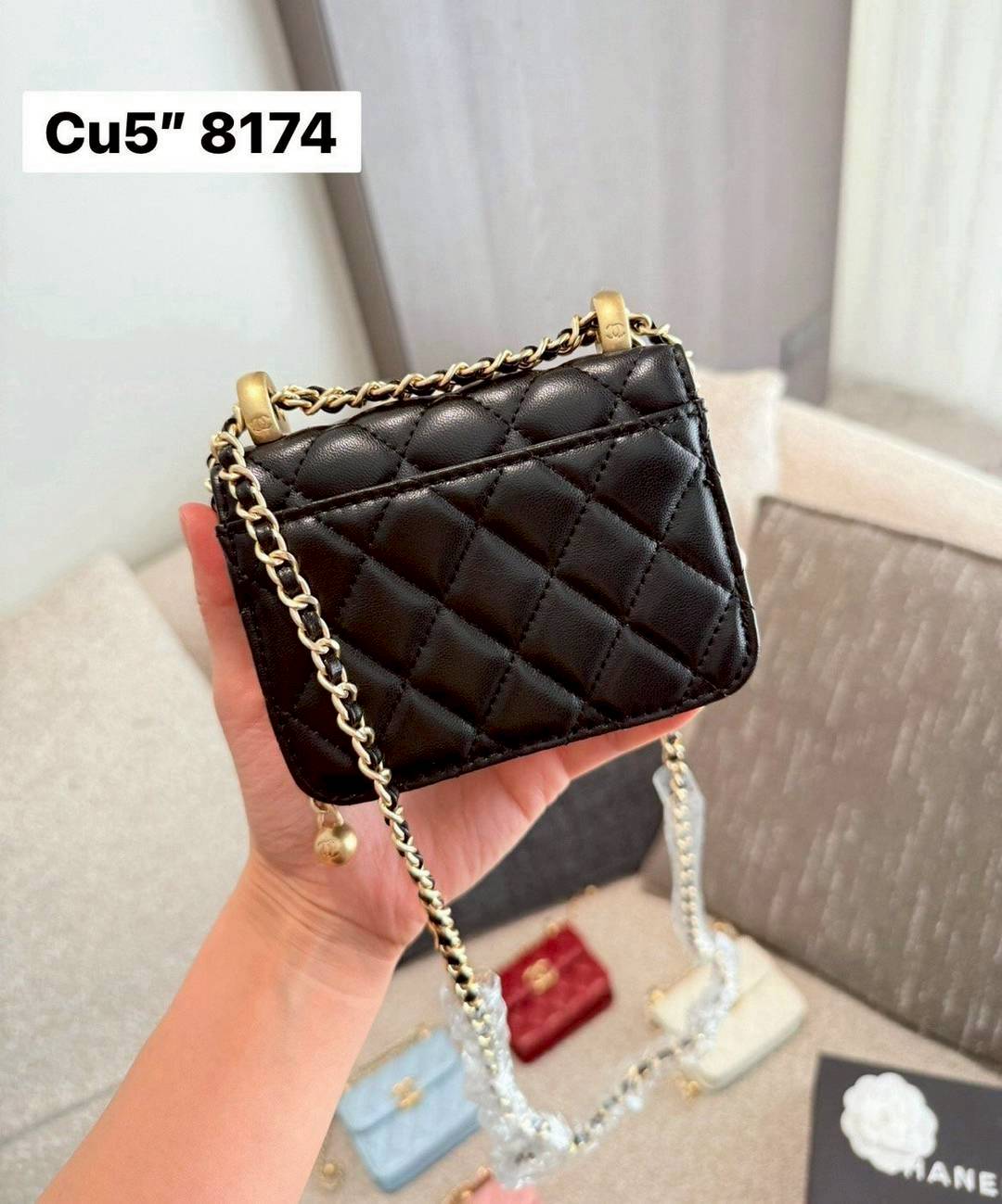 CHANEL 21A Mini Flap Coin Purse with chain กระเป๋าสะพายไซส์มินิน่ารักและสุดลัคชู หรูหราเกินเรื่อง โทนสีดำคลาสสิก โดดเด่นด้วยโลโก้สีทอง ดูแพงสุดๆ