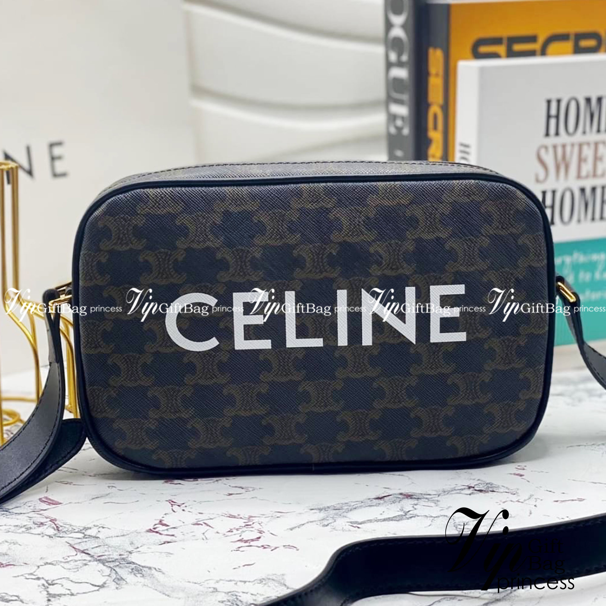CELINE Medium Messenger Bag in Triomphe Canvas with Celine Print / Celine Camera Bag กระเป๋าทรงครอสบอดี้ ใช้ได้ทั้งชายหญิง ขนาดกลางกำลังดี น้ำหนักเบา