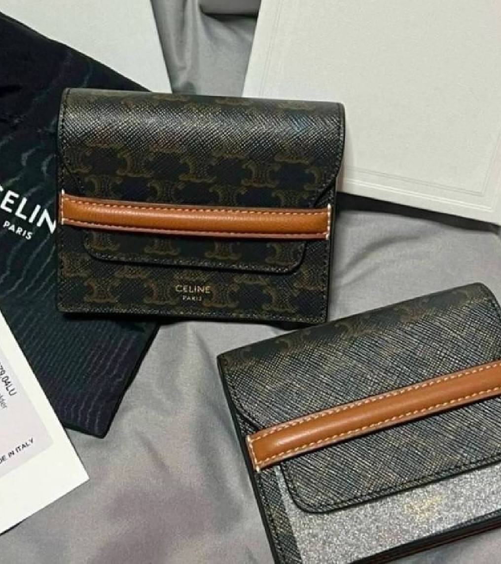 CELINE SHORT WALLET กระเป๋าสตางค์ซีลีนใบสั้น วัสดุ Triomphe Canvas หนังขึ้นลาย Signature Brand สวยอยู่ทรงมีโลโก้ด้านหน้าเปิดปิดด้วยฝาพับคาดเเถบหนังด้านหน้า ภายในมีโลโก้ มีช่องแบ่งหลายช่อง มีช่องใส่บัตรหลายช่อง สามารถช่องใส่เหรียญ บัตร ธนบัตรเเบบพับได้ ไอเ