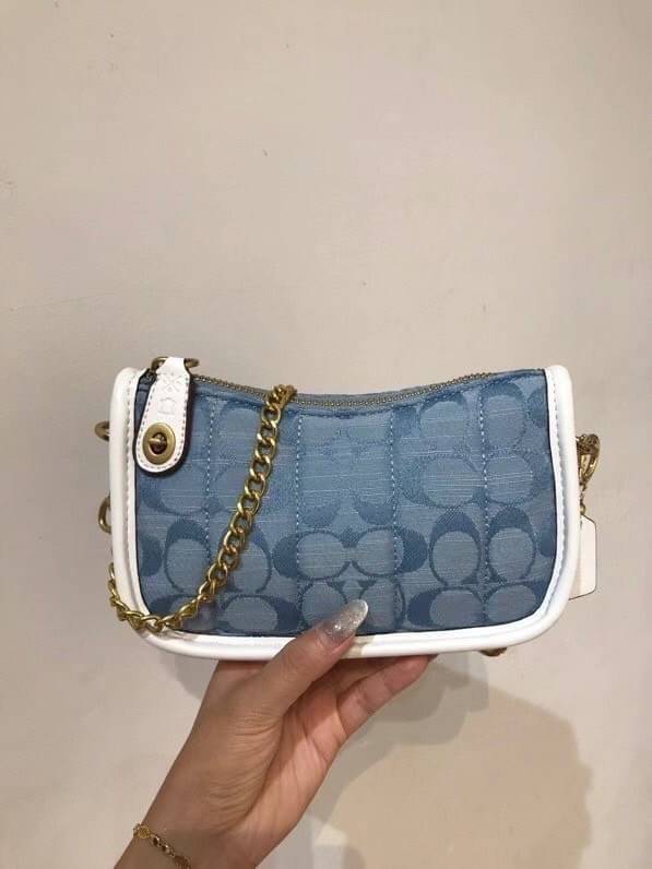 COACH Swinger 20 B4/Light Washed Denim Chalk พร้อมส่งที่ไทย ภาพสินค้าถ่ายจากงานขายจริง ใช้งานต่างประเทศได้