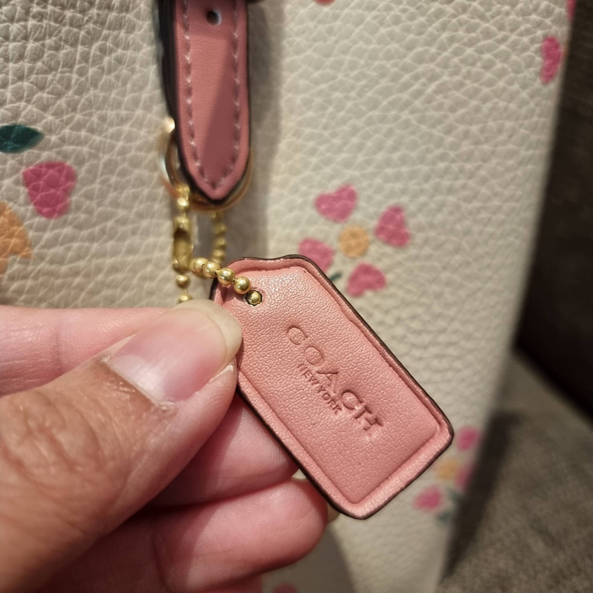 COACH C4084 MOLLIE TOTE 25 WITH HEART FLORAL ดีไซน์ใหม่ล่าสุด กระเป๋าโท้ทไซส์เล็กที่สาวๆต่างก็ต้องปักใจรัก รอบนี้น้องถูกเติมแต่งลวดลายดอกไม้ เพิ่มดีเทลความน่าใช้ไปอีก วัสดุหนัง pepble เรียบหรูดูดีม้าก!! ภายในโล่งกว้าง มีช่องซิปกลางใส่ของได้ ขนาดกำลังดีแบบ