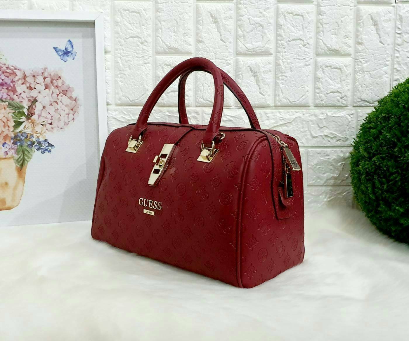 Guess Peony Classic Box Satchel คอลเลคชั่นใหม่สวยหรูจาก Guess กระเป๋าสะพายหนังนิ่มปั๊มแบรนด์รอบใบ ขนาดกำลังดี ฐานกระเป๋ามีหมุดรองฐานกันรอย หัวซิปปั๊มแบรนด์ ภายในกว้างจุของได้เยอะ มาพร้อมสายปรับและถอดออกได้ พร้อมส่ง 4 สี สวยทุกสี พลาดไม่ได้กับสาวยุคใหม่เลย
