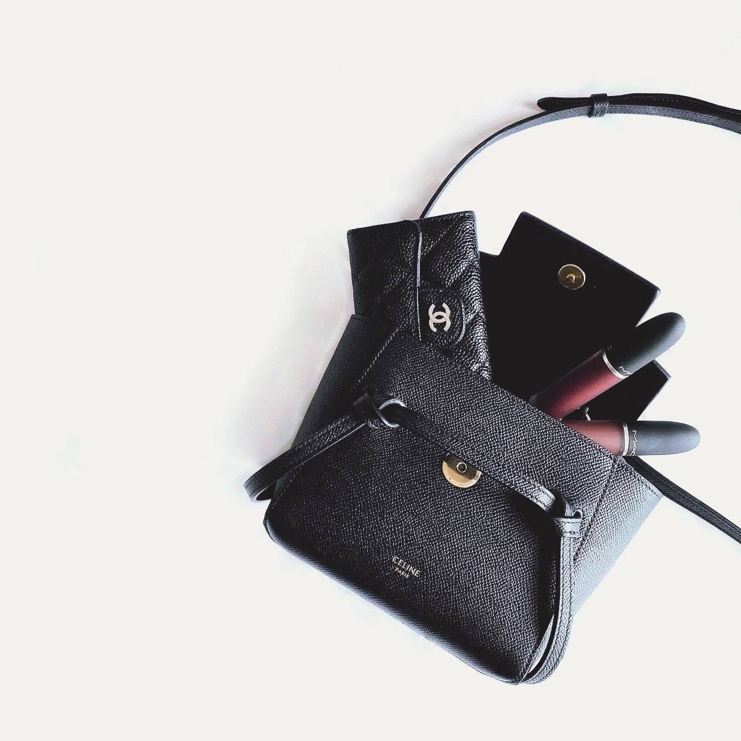 CELINE HANDLE AND CROSSBODY BAG VIP GIFT WITH PURCHASE (GWP) กระเป๋าถือและสะพายพรีเมี่ยมกิ๊ฟ Limited Edition จาก CELINE HAUTE PARFUME DUTYFREE COUNTER หนัง Saffiano ดีไซน์ยอดนิยมหนังสวยอยู่ทรงดูแลรักษาง่าย เปิดปิดด้วยฝาปิด Belt ด้านหน้ามีโลโก้แบรนด์ภายในโ