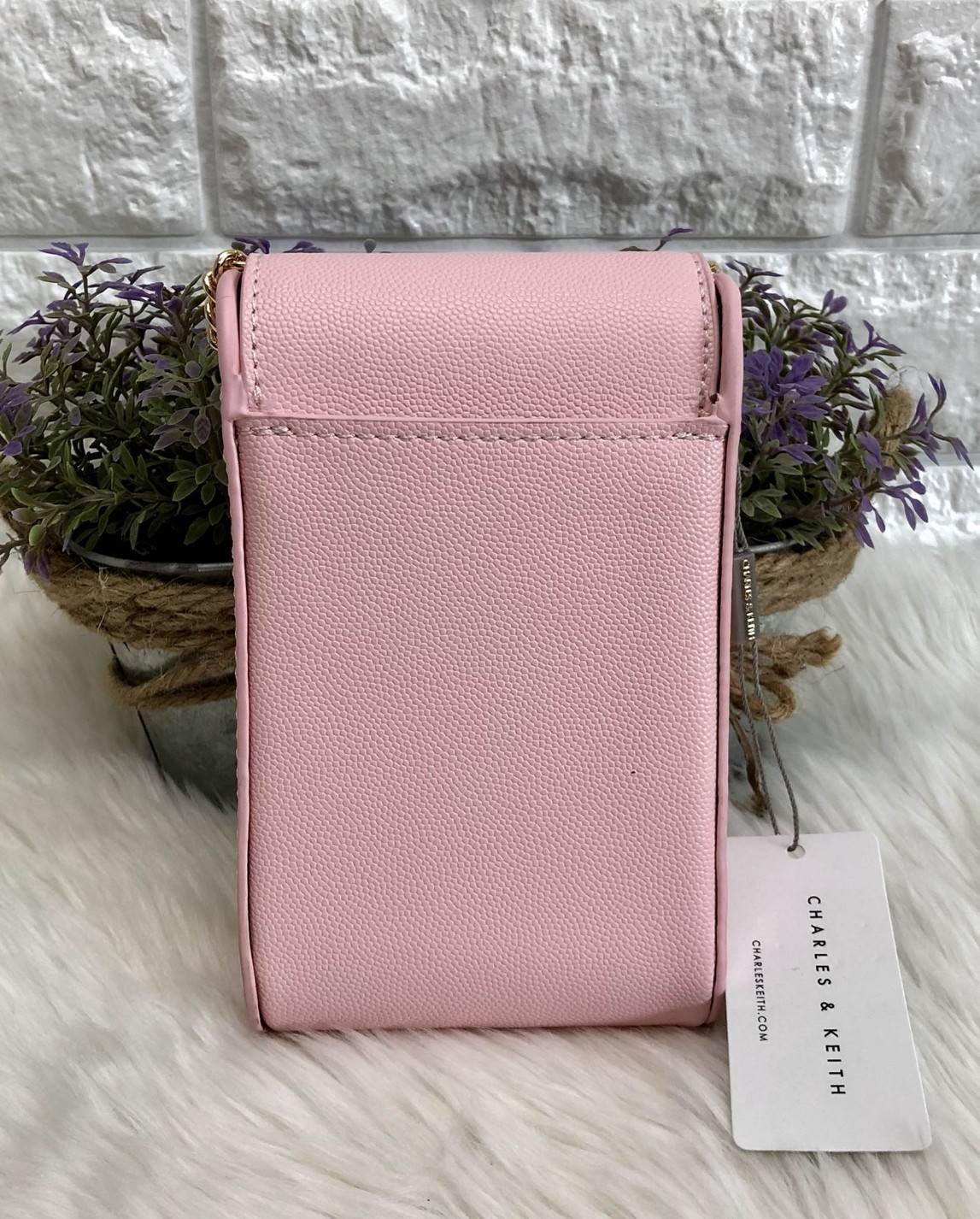 New arrival CHARLES & KEITH EMBELLISHED BUCKLE CLUTCH BAG 2018 พร้อมส่งรุ่นใหม่ล่าสุด กระเป๋าสำหรับใส่มือถือ หรือสัมภาระจุกจิก วัสดุลายหนังคาเวียร์ ด้านหน้าแต่งดีเทลหรูด้วยเม็ดพลอยอะไหล่ทองค่ะ เปิดปิดกระเป๋าแบบกดล้อค (กดปุ่มเข้าหากัน) ด้านในโล่ง สามารถใส่