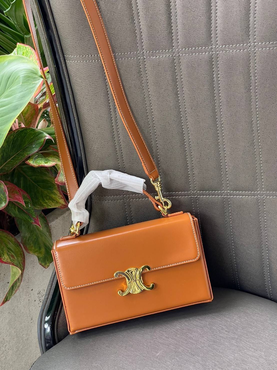 Celine Triomphe shoulder handbag Bag / Celine box triomphe in Natural Calfskin Tan กระเป๋าสะพายเรียบหรูและดูทันสมัยใบนี้ออกมา ให้คุณเลือกสะพายในชีวิตประจำวันเข้ากับการแต่งตัวสบาย ๆ หรือถอดสายถืงออกงานปาร์ตี้สังสรรค์ ก็ช่วยให้คุณดูโดดเด่นได้เช่นกัน นอกจากน