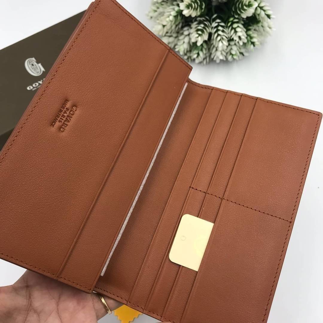 VIP 】หนังแท้ GOYARD LONG WALLET กระเป๋าสตางค์ใบยาว รุ่นตามหา มาเท่าไหร่ไม่เคยพอเลยค่า เป็นรุ่นคลาสสิกที่หยิบมาใช้งานได้บ่อยที่สุด งานหนังแท้ทั้งใบสวยมากนะคะ ใช้ทนทานได้นานเลยค่ะ ภาพสินค้าถ่ายจากงานขายจริง พร้อมส่งที่ไทยราคาสุดคุ้มห้ามพลาดค่ะ!