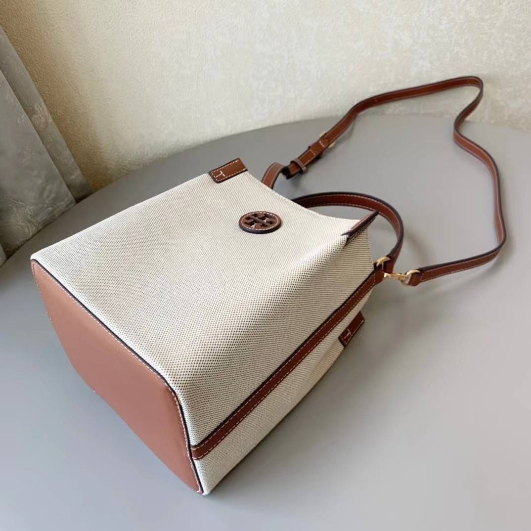 Tory Burch Blake Canvas Bucket Bag รุ่นใหม่ล่าสุด สวยไฉไลฝุดๆ แบบสวยคลาสสิค กระเป๋าทรงถัง วัสดุ Canvas สายหนังแท้ อะไหล่ทอง เปิด-ปิด ด้วยกระดุมแม่เหล็ก ด้านในโล่งมีช่องเล็กใส่โทรศัพท์ได้ น้ำหนักเบา สายสะพายถอดสายได้ crossbody ได้ ปรับระดับได้