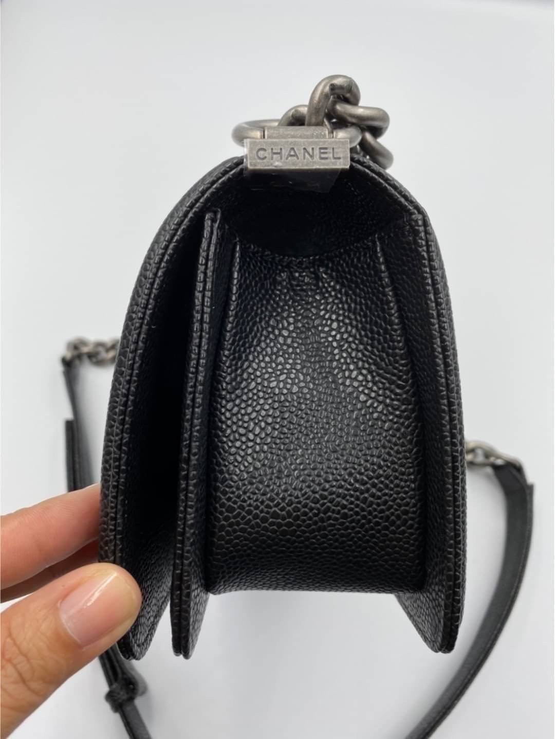 VIP 】หนังแท้ CHANEL BOY Mini Caviar Leather Silver/Gold กระเป๋าสะพายรุ่นยอดนิยมตลอดกาล หนังคาเวียร์อย่างดี อะไหล่เงินและทองรมควัน หรูหรามาก รุ่นนี้ไม่ต้องพูดเยอะ ขายดีตลอดปีเข้าเพิ่มไม่เคยพอเลยค่าา พร้อมส่งแล้ววน้าา สาวๆ จัดด่วนค่าา