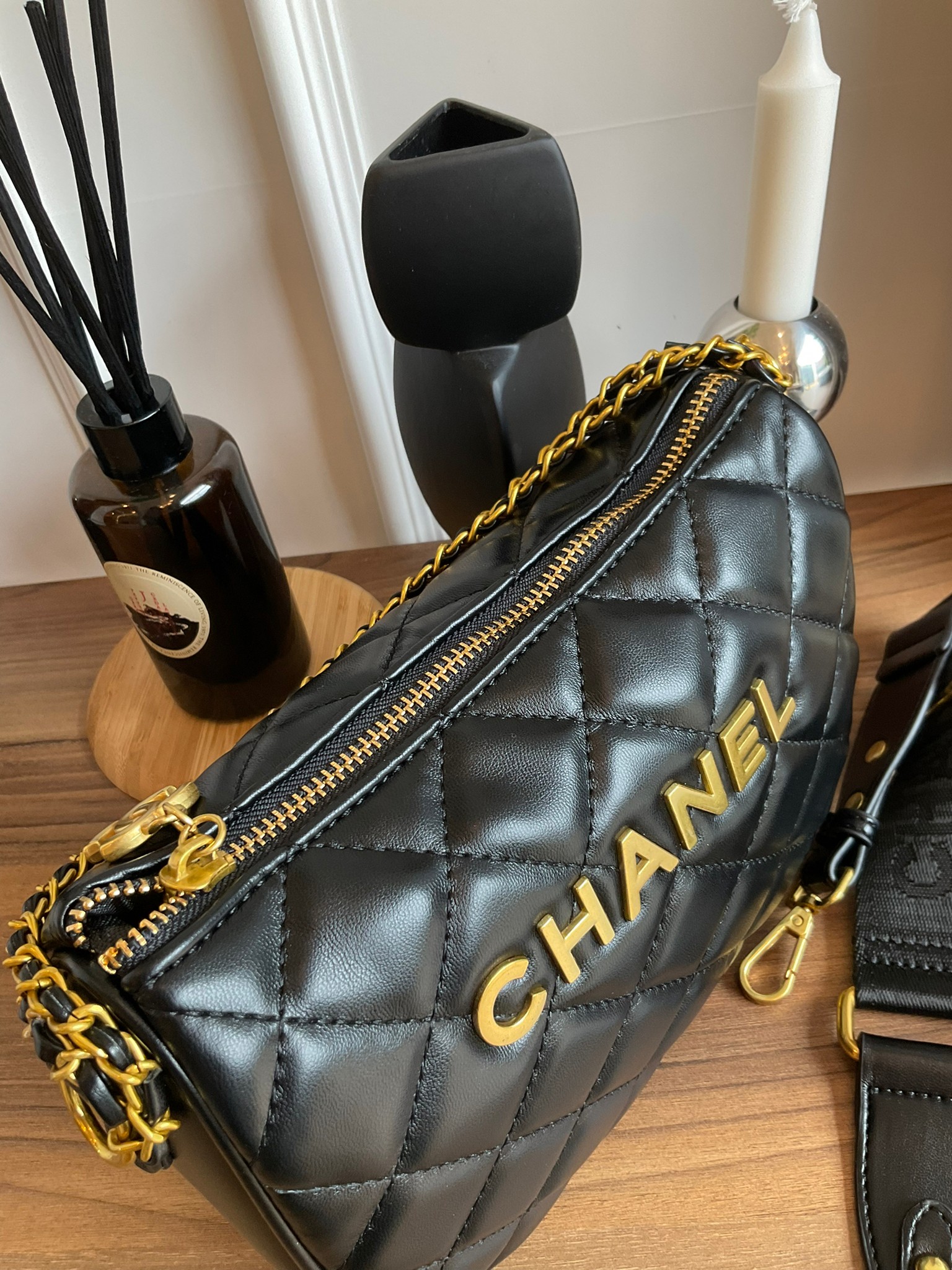 Chanel Crossbody bag black / CHANEL VIP GIFT CROSSBODY BAG กระเป๋าทรงสะพายข้าง ที่กำลังมาแรงมาในตอนนี้ ตัวกระเป๋าเป็นหนังพียูพรีเมี่ยม อะไหล่ทองวินเทจทั้งใบ ด้านหน้าประดับโลโก้แบรนด์ เปิดปิดด้วยซิปยาว ด้านในใส่กระเป๋าสตางค์ได้ถึงใบกลาง สามารถเป็นได้ทั้งกร