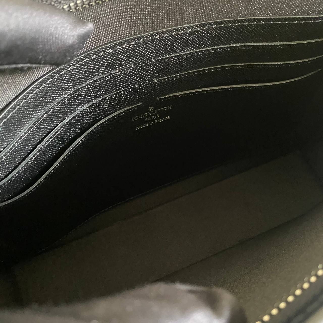 พรีเมี่ยมกิ๊ฟแท้ 100% 】พร้อมส่งที่ไทย!! ที่นี่ที่เดียว LOUIS VUITTO CLUTCH คลัช LV ขายดีตลอดกาล ไม่มีตกยุค ขนาก10” นิ้ว ใส่ของได้จุใจ หนังแท้ ด้านในมีช่องใส่บัตรได้เยอะ มาพร้อมกล่องอุปกรณ์ครบ