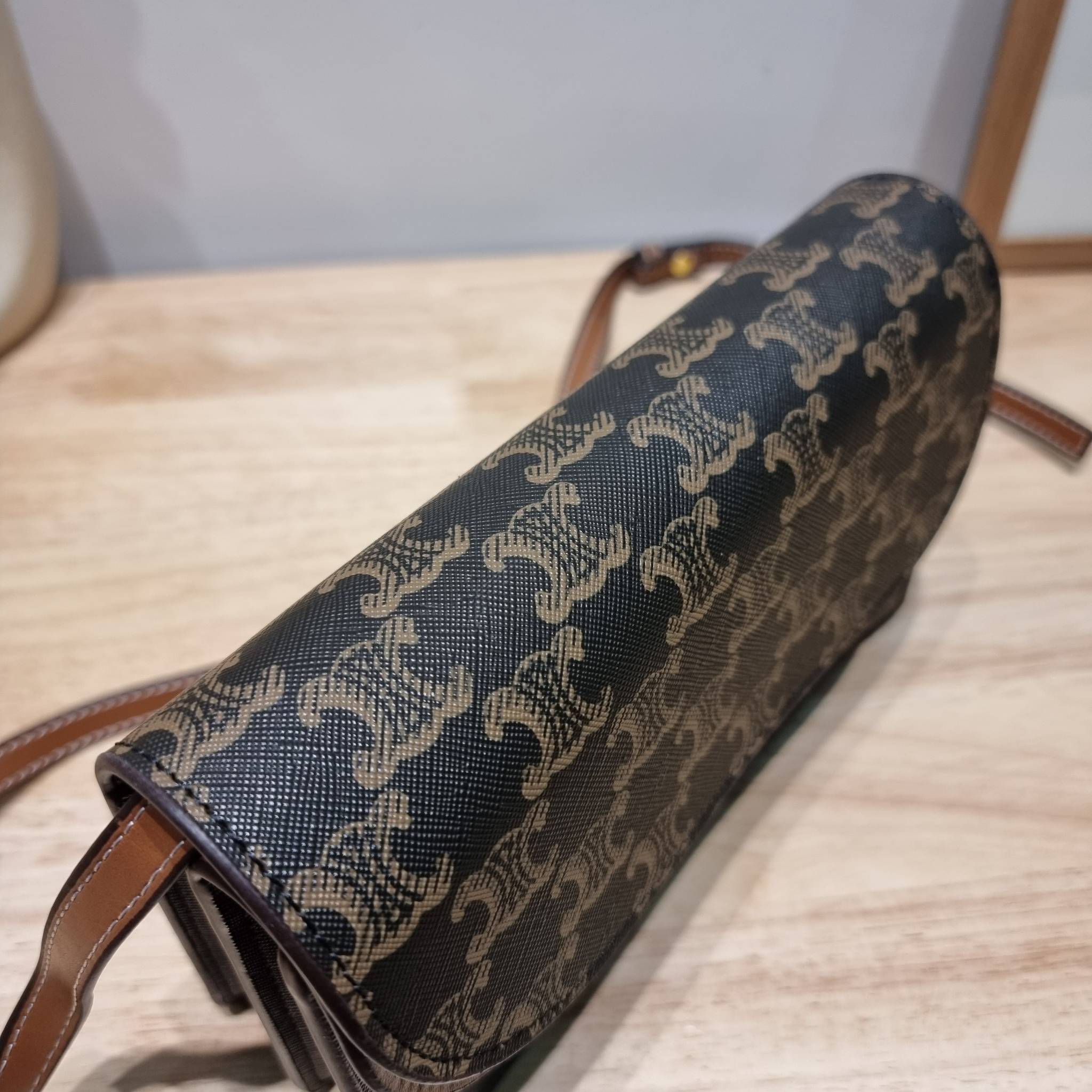 CELINE WALLET ON STRAP IN TRIOMPHE CANVAS AND LEATHER อีกหนึ่งรุ่นยอดนิยม กระเป๋าสะพายกึ่งคลัทช์ ในรูปแบบกระเป๋าสตางค์ ให้พกพาได้ง่าย ใส่ของสำคัญ มือถือ หรือบัตรต่างๆได้