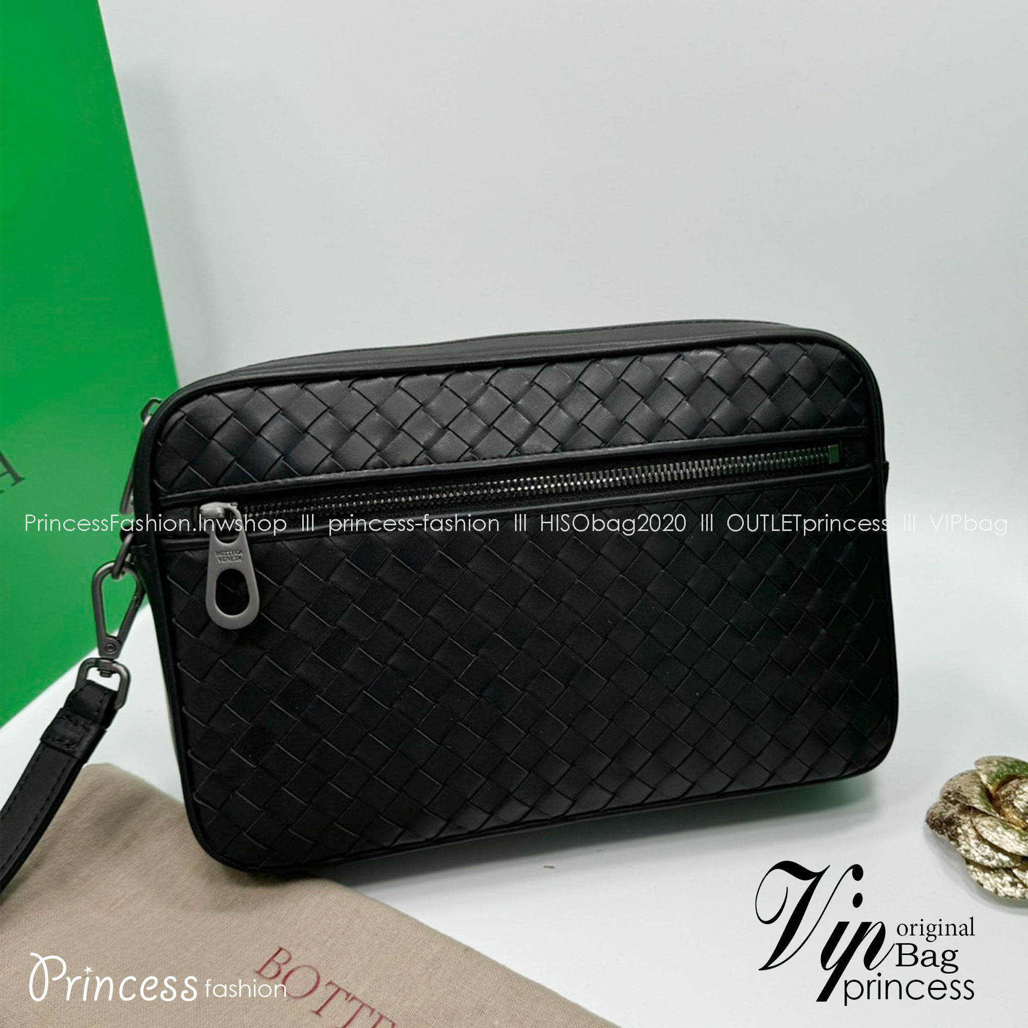 BOTTEGA Clutch Bag / BOTTEGA Intrecciato Pouch With Wristlet กระเป๋าทรงพอช/คลัช มีสายคล้องมือ เท่คลาสสิก ดีไซส์สานเป็นเอกลักษณ์ everyday look เอาใจหนุ่มๆ