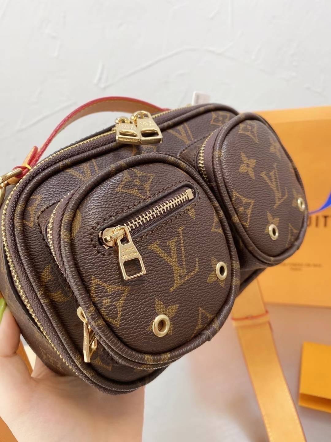LV UTILITY CROSSBODY Crossbody Monogram bag ภาพถ่ายจากงานขายจริง ใช้งานต่างประเทศได้