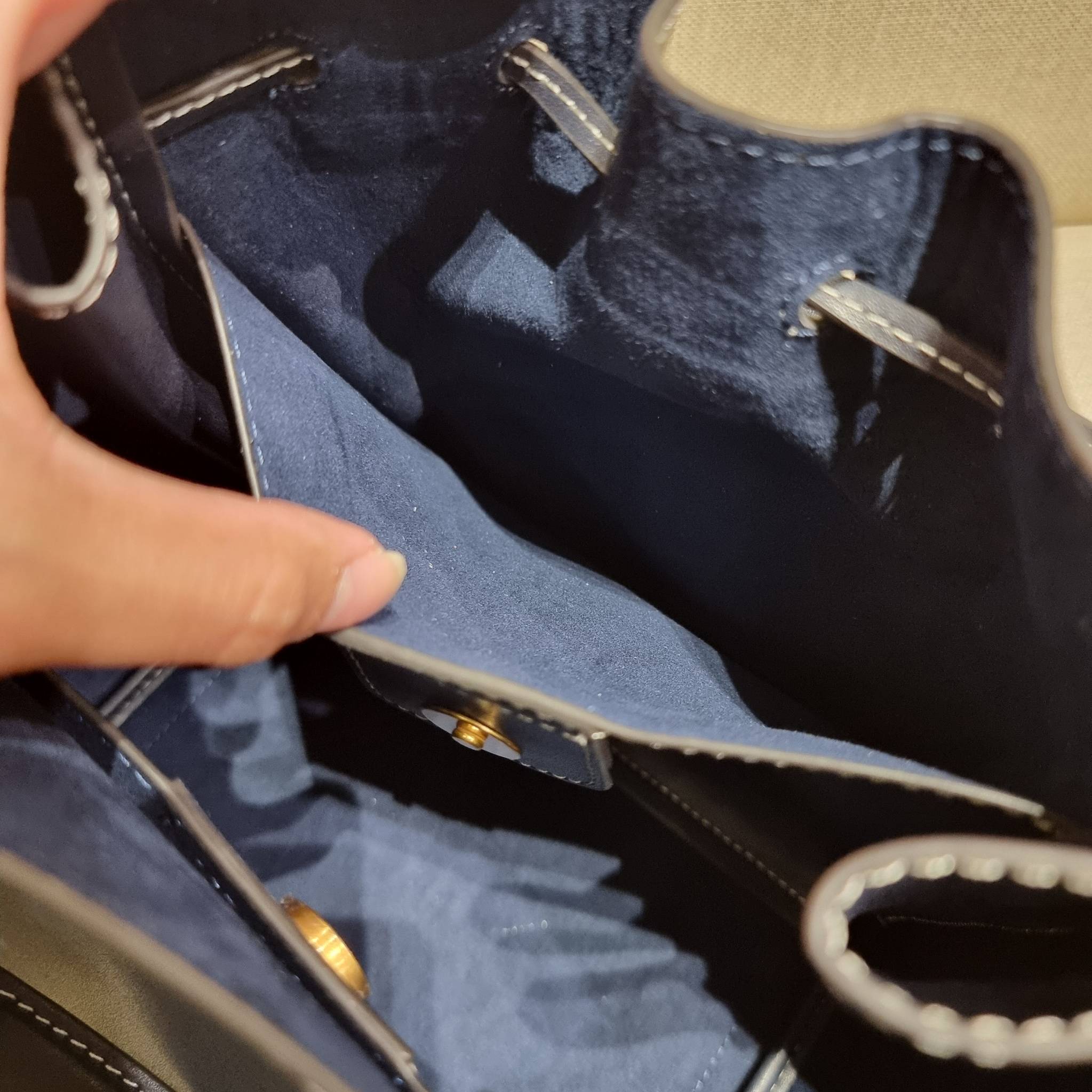 TORY BURCH MCGRAW DRAGONFLY IN MONOGRAM JACQUARD / Tory burch bucket สวยก่อนใคร ไม่ต้องพรีฯ กับกระเป๋าลายโมโนแกรมยอดฮิต ที่มาในรูปทรงดีไซน์ใหญ่ สวยเก๋ ไม่เหมือนใคร ไม่มีซ้ำ!! ใช้งานได้สะดวกด้วยหูจับในตัว และสายสะพายข้างเอามาปรับใช้สะพายได้ตามชอบ ด้านหน้าต