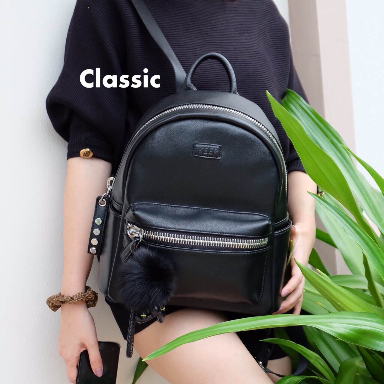 KEEP รุ่น Leather classic backpack >กระเป๋า หนังเนื้อดี นิ่มมาก ลายหนังชัด ทนทานคะ >น้ำหนักเบา ดีไซด์ ทันสมัย เข้าได้กับทุกชุด >สายสะพายเป็นหนังอย่างดี ด้านหน้าและด้านข้างประดับหมุด ด้านข้างมีช่องไว้ใส่ของได้ >ภายในตัวกระเป๋ามีช่องเก็บของจุกจิ