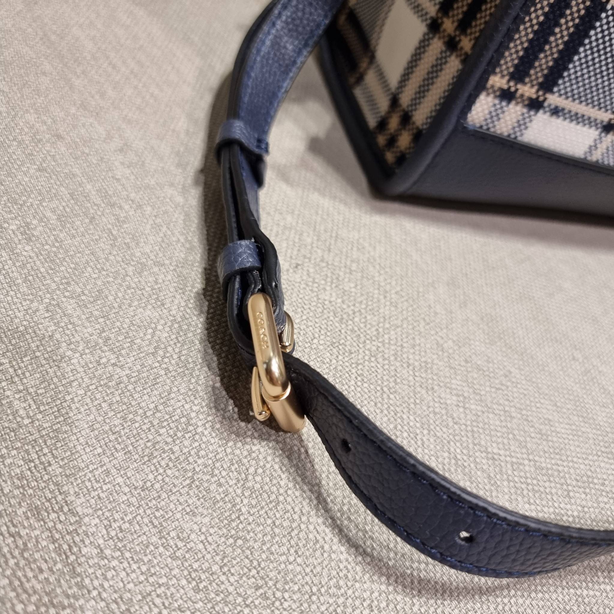 COACH C8198 DEMPSEY TOTE 22 WITH GARDEN PLAID PRINT AND COACH PATCH คอลใหม่สุดคิ้วท์ หวานๆใสๆ น่ารักชะมัด!! ดีไซน์ลายสก็อต เหมาะกับฟีลลิ่งปิคนิคเป็นที่สุด กระเป๋าทรงโท้ท ไซส์กำลังสวย ฟังก์ชั่นการใช้งานก็สะดวกที่สุด มีทั้งสายคล้องในตัว และสายครอสบอดี้ วัสด