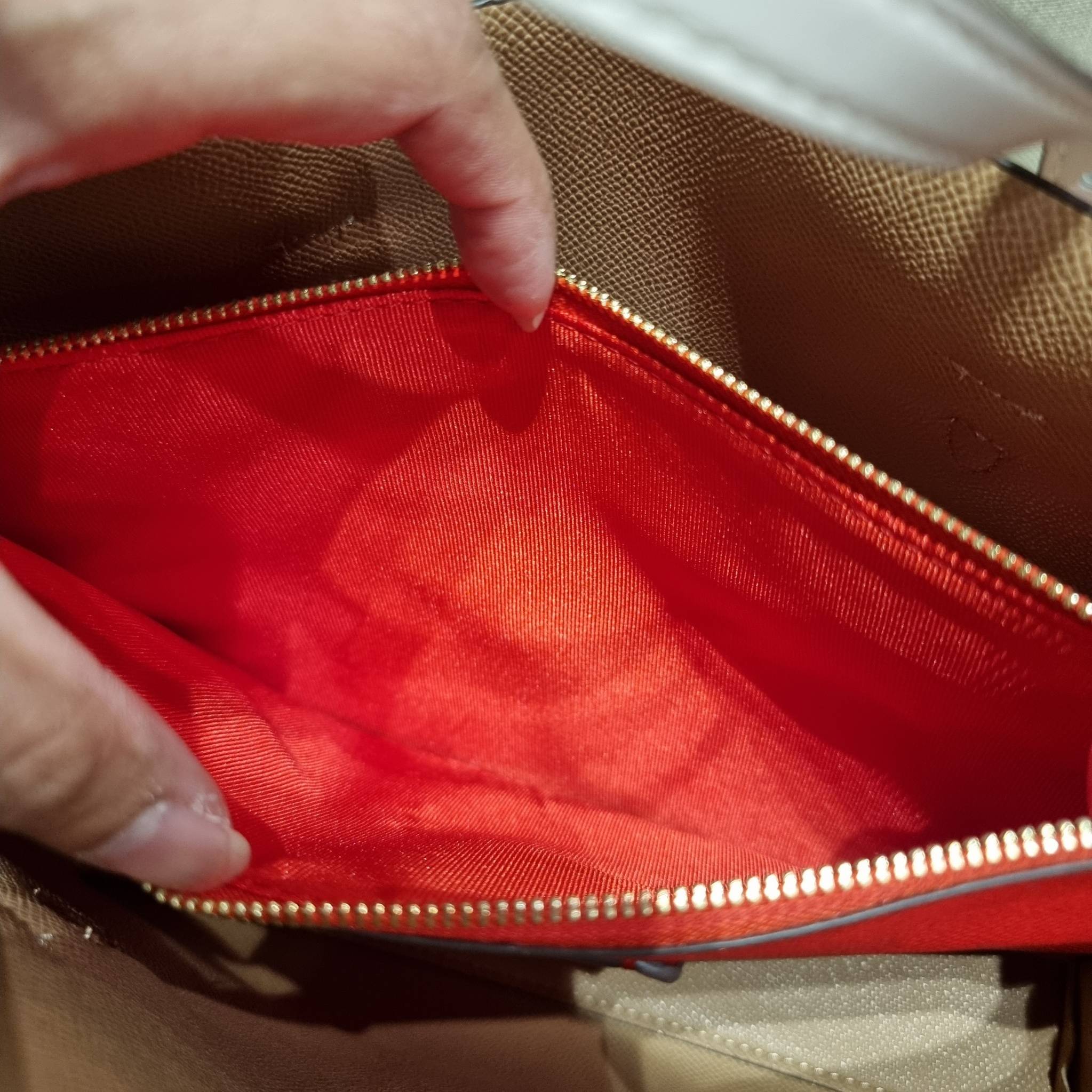 COACH C8217 MOLLIE TOTE 25 WITH DREAMY LAND FLORAL PRINT คอลใหม่ล่าสุด ยังไม่เข้า shop ไทย สวยๆแบบไม่ต้องรอพรีฯให้ยาวนาน กับกระเป๋าโท้ทไซส์เล็กที่สาวๆต่างก็ต้องปักใจรัก สวยสมใจ ดีไซน์ลวดลายดอกไม้ คละเคล้าเต็มใบ ละมุน สดใส น่าใช้สุดๆ วัสดุหนังแคนวาส ภายในโ