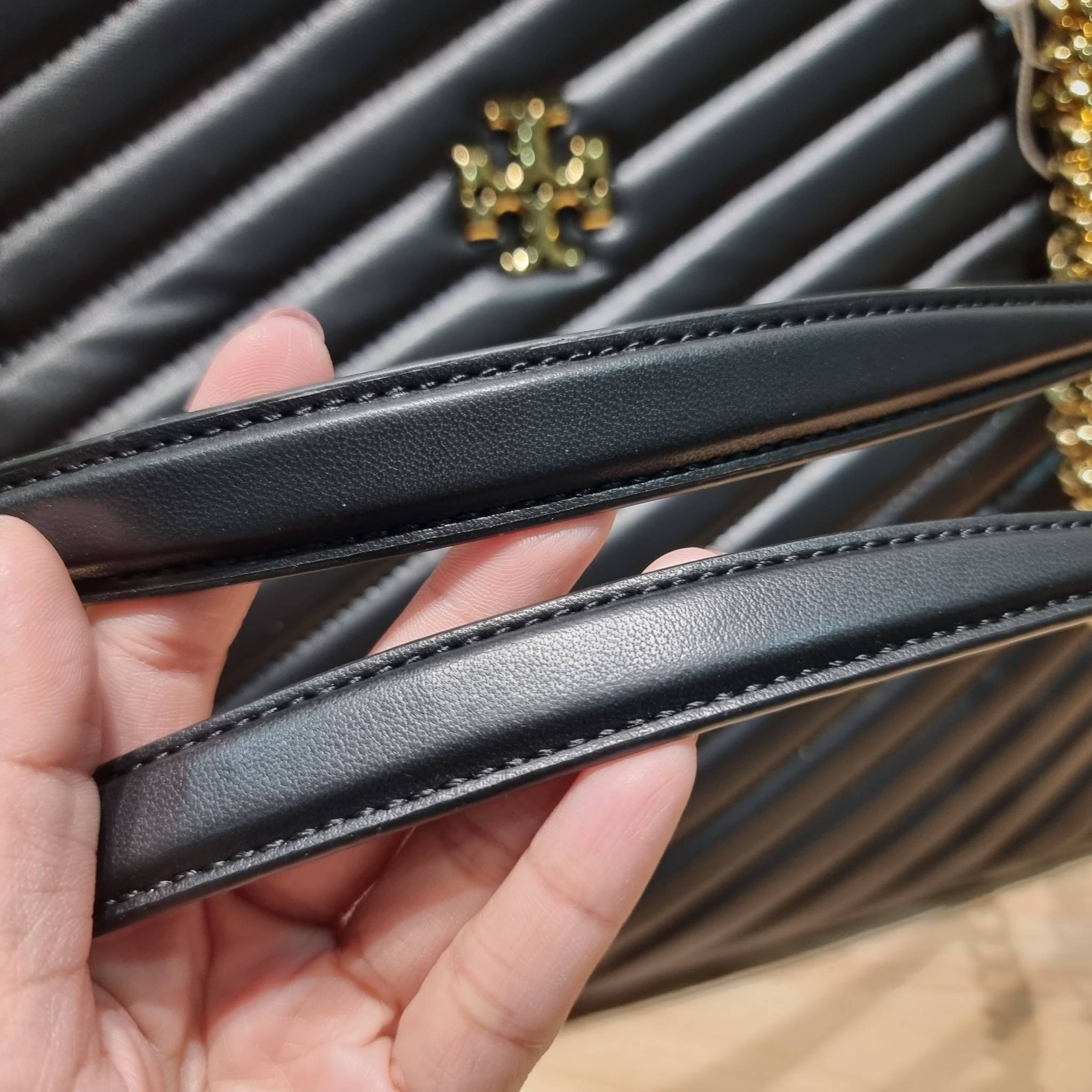 TORY BURCH KIRA CHEVRON TOTE กระเป๋าสะพายรุ่นที่ใครๆก็ต้องมี กับทรงโท้ทไซส์ใหญ่ ใช้ยังไงก็ดูหรู ดีไซน์เฉพาะตัว วัสดุหนังสัมผัสนิ่ม