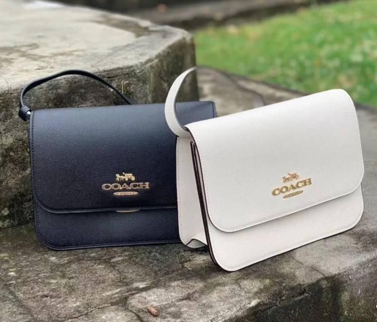 COACH C5632 BRYNN FLAP CROSSBODY แซ่บที่สุด ใหม่ที่สุด!! คอลเลคชั่นใหม่!! มองยังไงก็หลงรักละสายตาไม่ไหว กระเป๋าสะพายข้างลุคไฮน์ ที่ดีไซน์ออกมาได้ปัง และดูแพงมากๆ ด้วยดีเทลคลาสสิค รูปทรงใช้งานง่าย เรียบๆแต่มีดีเทล วัสดุหนัง crossgrain สวยคม!!! เปิด-ปิดด้วย