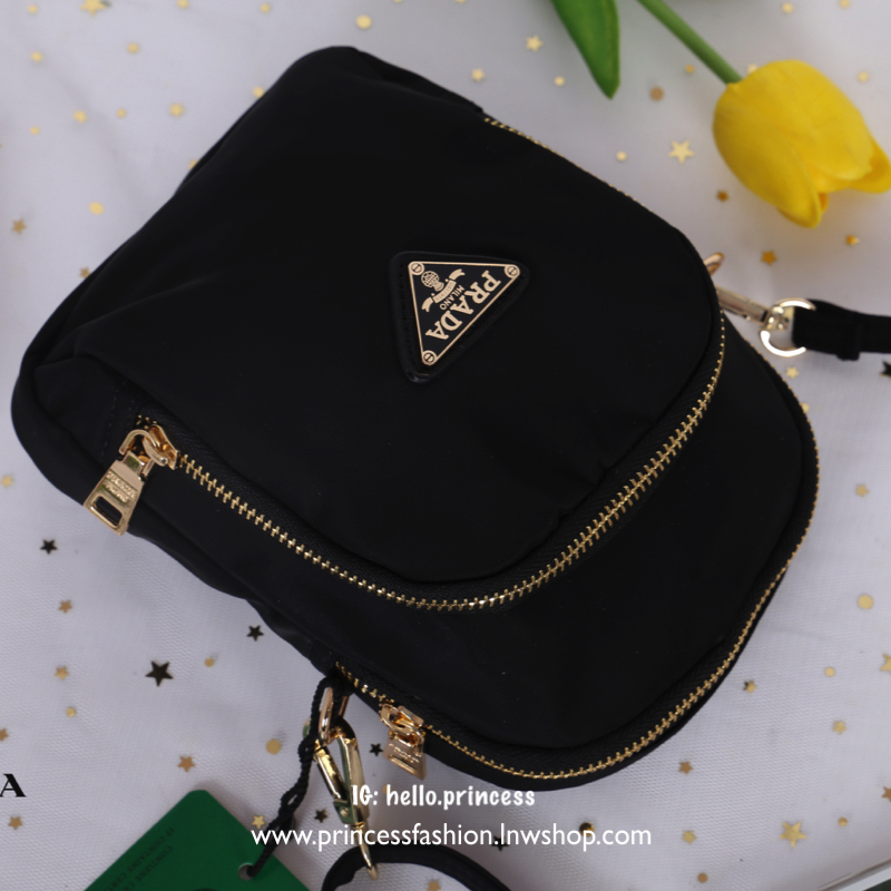 Prada Small Nylon Crossbody Bag สินค้า Premium gift จากเค้าเตอร์แบรนด์ต่างประเทศ แท้ 100% วัสดุไนล่อน คุณภาพดี น้ำหนักเบา อะไหล่ทอง สวย หรู น่าใช้มากเลยค่ะ มีช่องใส่ของ 2 ช่องซิป ด้านในใส่ของจุกจิก Iphone 8+ กระเป๋าสตางค์ใบสั้น ได้สบาย ซับในพิมพ์ลายแบรนด์
