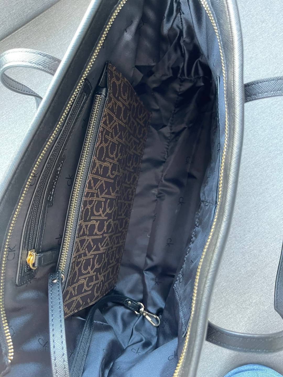 Calvin Klein tote bag กระเป๋าทรงช้อปปิ้ง ใบใหญ่จุกๆ มาพร้อมกับใบลูก สามารถถอดได้ เปิดปิดด้วยซิปบน ไม่ต้องกลัวของตกหล่น ภายในโล่งกว้าง ใส่ไอแพด/โน๊ตบุ๊ค/A4 ได้ค่ะ