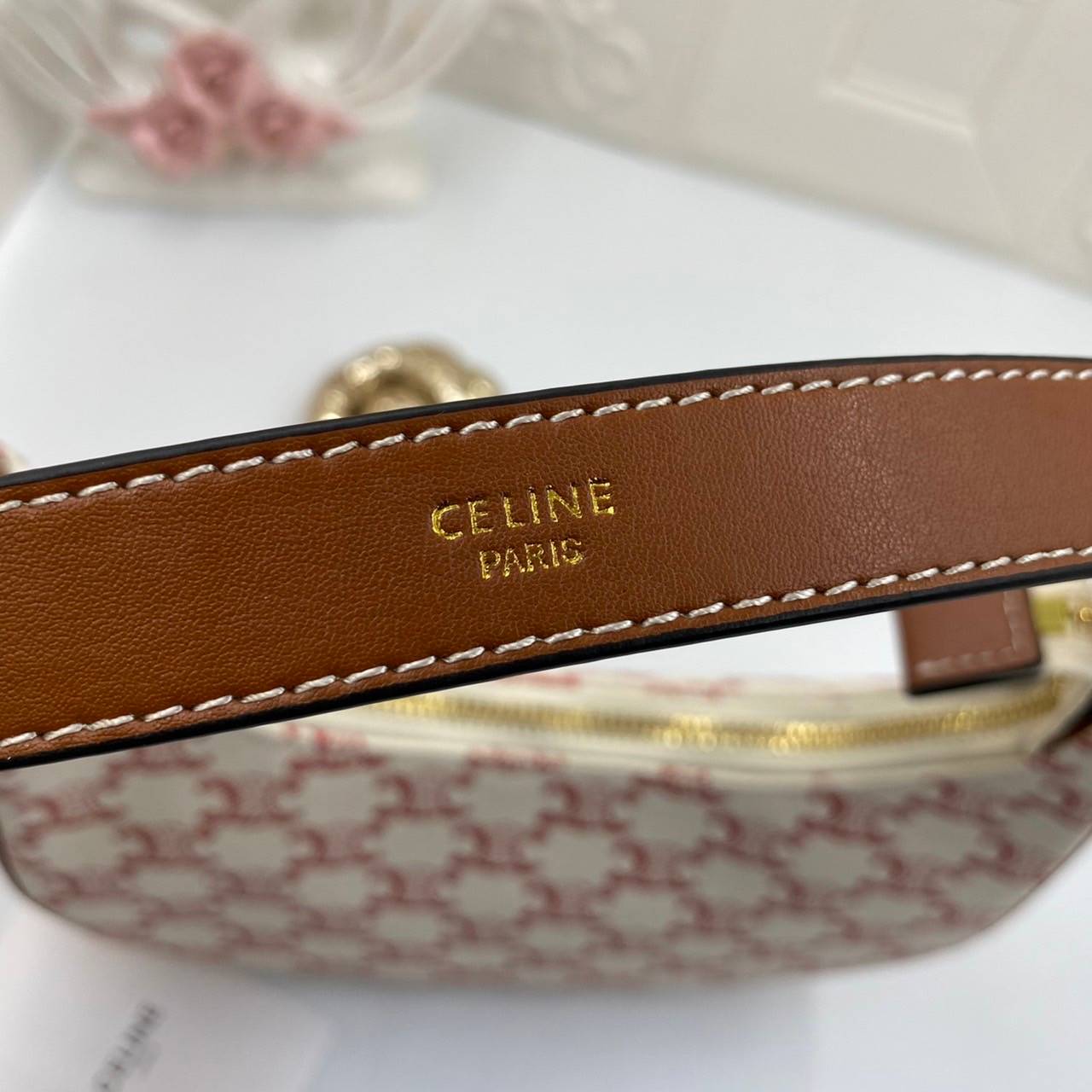 VIP GIFT 】หนังแท้ CELINE AVA BAG IN TRIOMPHE CANVAS AND CALFSKIN :RED กระเป๋าดีไซน์สวยหรูฮิตสุดในเกาหลี! หนังสวยอยู่ทรง เปิดปิดด้วยซิปแบรนด์สีทอง ภายในโล่งกว้างและจุสามารถใส่มือถือ กระเป๋าสตางค์ ของใช้ได้เยอะ สายสะพายหนังปรับได้อะไหล่ทองหรูมีโลโก้แบรนด์ ไ