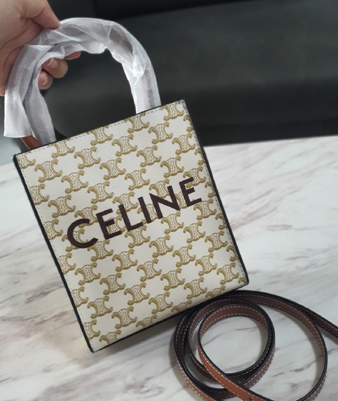 พรีเมี่ยมกิ๊ฟแท้ 100% 】CELINE HAND CARRY AND CROSSBODY BAG VIP GIFT WITH PURCHASE (GWP) พรีเมี่ยมกิ๊ฟ Limited จาก CELINE HAUTE PARFUME DUTYFREE COUNTER วัสดุ COATED CANVAS ดีไซน์ทรงเหลี่ยมสวยหรูสุดคลาสสิคในสไตล์สาว Lisa หนังสวยอยู่ทรงกันน้ำ