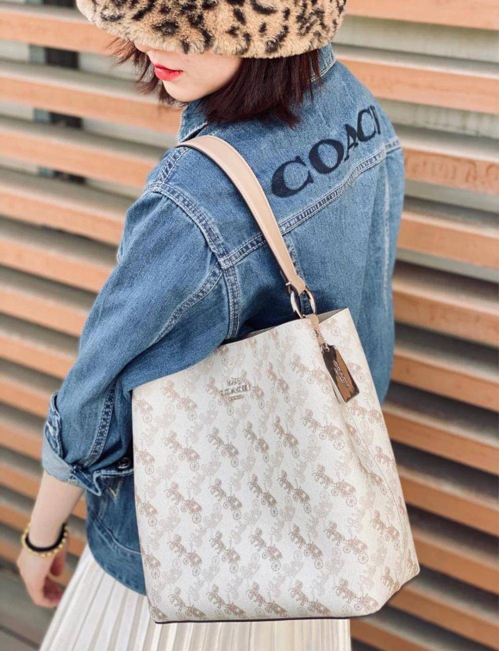 COACH TOWN BUCKET BAG WITH HORSE AND CARRIAGE PRINT ((2081-236)) 🔺กลับมาแล้ว ตามคำเรียกร้องค่ะ! กระเป๋าคล้องไหล่//สะพายข้างได้ วัสดุ pvc อย่างดี หนังนิ่มป่องพองตัวสวยงาม ลายรถม้าทั้งใบค่ะ ภายในกระเป๋าแบ่งเป็น2ช่องหลัก เปิดปิดแบบกระดุมแม่เหล็ก ภายใ