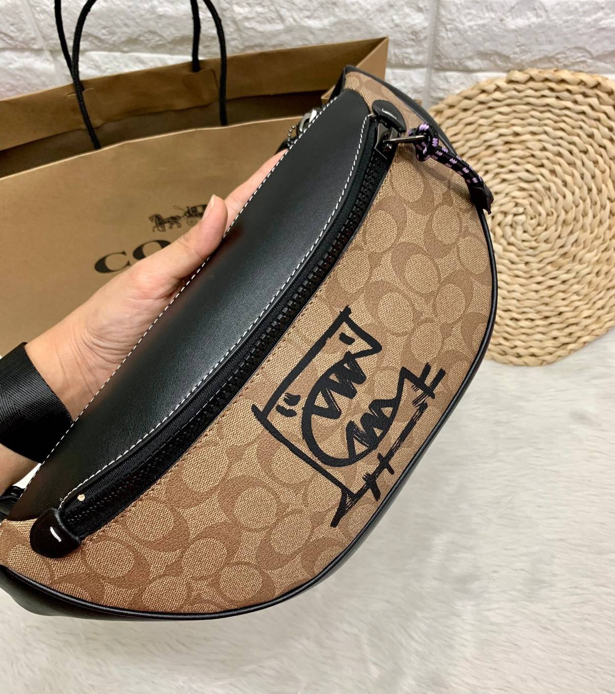 OUTTLET 】COACH Rivington Belt Bag In Signature Canvas With Rexy By Guang Yu (75761) กระเป๋าคาดอก หนังแท้เรียบ นิ่มสวย ด้านหน้าเด่นด้วยลายปริ้นท์เก๋เท่ มากๆค่ะ มีช่องซิปหลักให้2ช่องใส่ของได้จุเลยนะคะ สายคาดเลื่อนปรับแบบฟรีไซด์ค่ะ 📌ใบจริงสวย สะพายวั