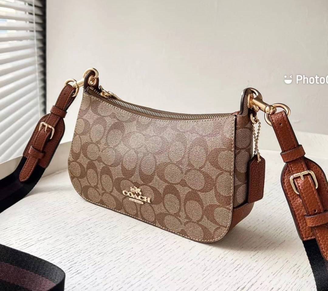 OUTLET 】COACH JES BAGUETTE IN SIGNATURE CANVAS (C7264) GOLD/KHAKI SADDLE สินค้าพร้อมส่งที่ไทย