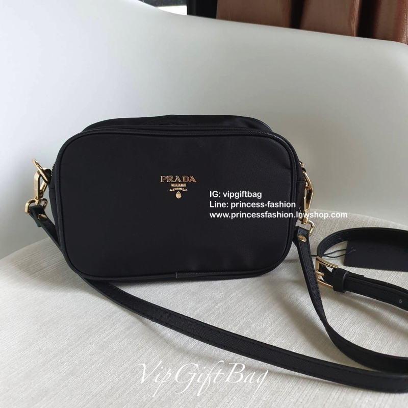 กระเป๋าทรง mini crossbody จากงานพรีเมี่ยมกิ้ฟแบรนด์ดัง PRADA วัสดุ Nylonสุดหรูอย่างดี สามารถกันน้ำได้ ทั้งใบ ขนาดกำลังดีน่ารัก🐰 ด้านในมีช่องแบ่งใส่ของใส่ของจุกจิกได้ ใส่โทรศัพท์ได้ทุกรุ่น คสอ. ใช้แล้วสวยมากๆ อะไหล่ทองปั้มแบรนด์ทุกจุด คุ้มเกินราคาค