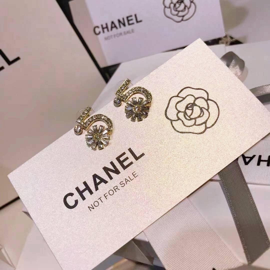 แพ็คสุดคุ้ม! CHANEL 7Days EARRING VIP ชุดกิ๊ฟเซทสุดเลอค่า ไอเท็มหายากชวนสะสมมาเป็นชุดให้ถึง7แบบ7สไตล์สลับใช้ ดีไซน์สวยเลอค่าสุดคลาสสิค จองด่วนไอเท็มแบบนี้นานๆจะหลุดมาให้ช้อป จะซื้อใช้เองหรือมอบเป็นของขวัญก็เลิศหรูดูดีมาใน Original Package มีกล่อง ริบบิ้น 