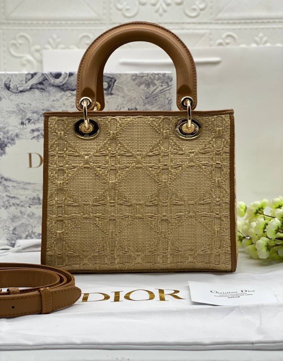 ORI 】DIOR Medium Lady Dior Bag Natural Cannage Raffia พร้อมส่งที่ไทย ภาพสินค้าถ่ายจากงานขายจริง ใช้งานต่างประเทศได้ เอกลักษณ์ของความหรู เรียบหรูมีสไตล์เหนือกาลเวลา รังสรรค์ขึ้นจากต้นปาล์มชนิดหนึ่งตามธรรมชาติ ประดับด้วยลวดลาย Cannage อันเป็นเอกลักษณ์ โดดเด