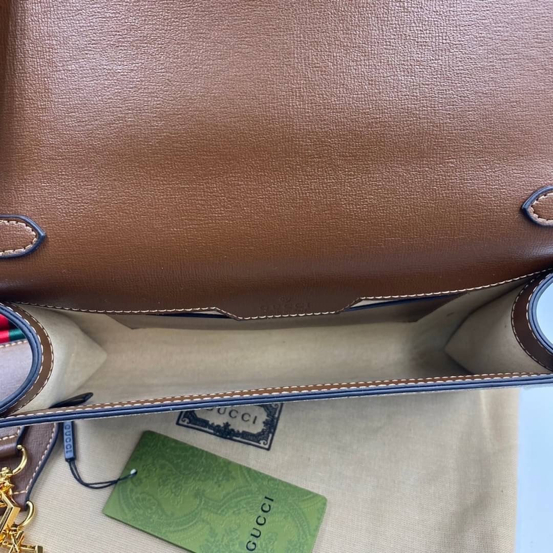 GUCCI Horsebit GG Supreme Monogram Crossbody Bag 26cm กระเป๋าทรงสี่เหลี่ยมผืนผ้าไซส์กำลังน่ารัก ใช้งานได้คล่องแคล่ว ลวดลาย GG Monogram มองกี่รอบก็สวยคลาสสิกไม่มีเบื่อ