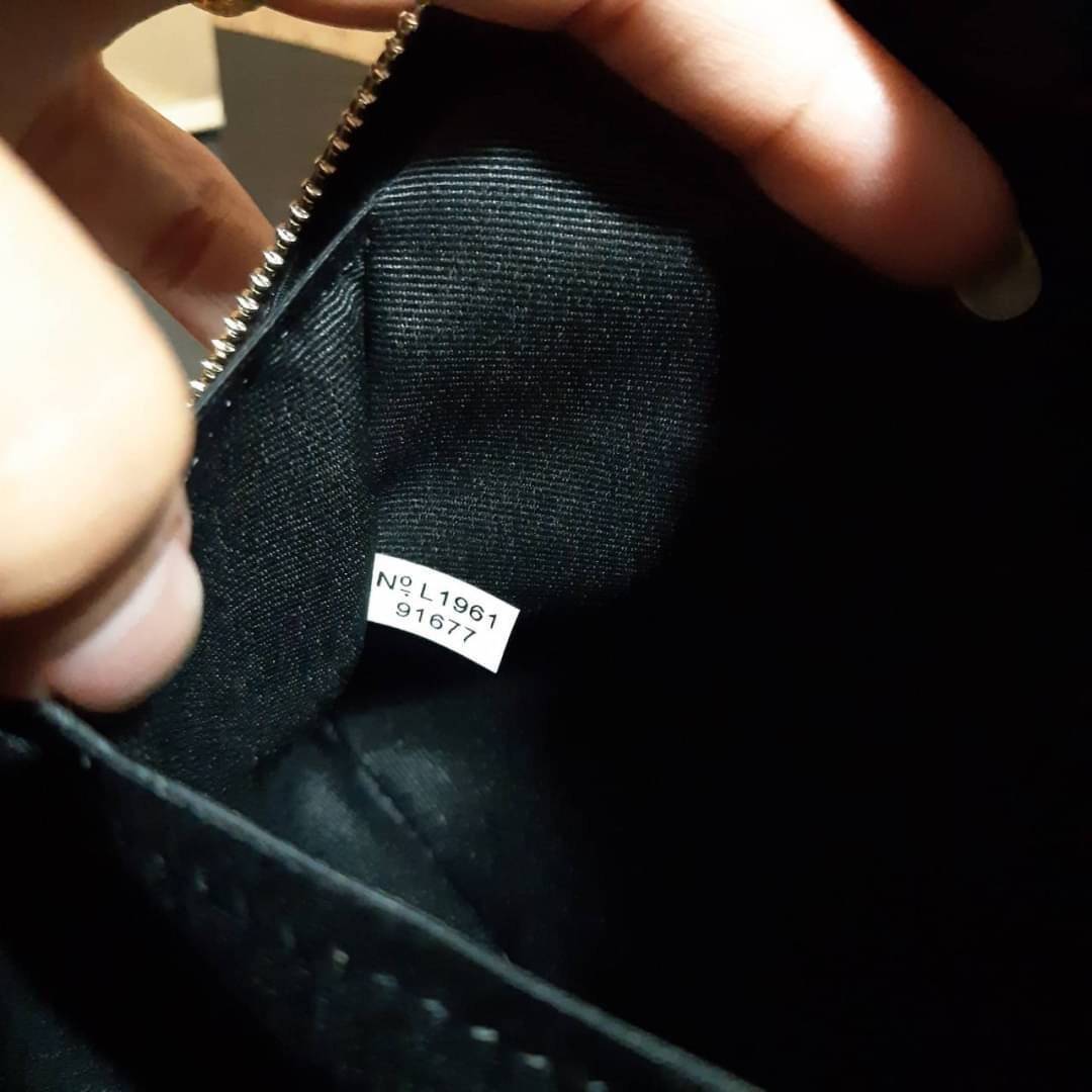 COACH 91677 MINI CAMERA BAG IN SIGNATURE CANVAS ขายดีที่สุด!! กระเป๋าสะพายข้างไซส์มินิ คลาสสิคอยู่ทรง อะไหล่ทองตัดดูหรู วัสดุหนังแคนวาสเคลือบลาย เปิด-ปิดด้วยซิป สายสะพายปรับได้ตามตัว ใบนี้แมทช์ได้ทุกลุค ใช้เป็น everyday bag ได้สบายๆเลยจ้า