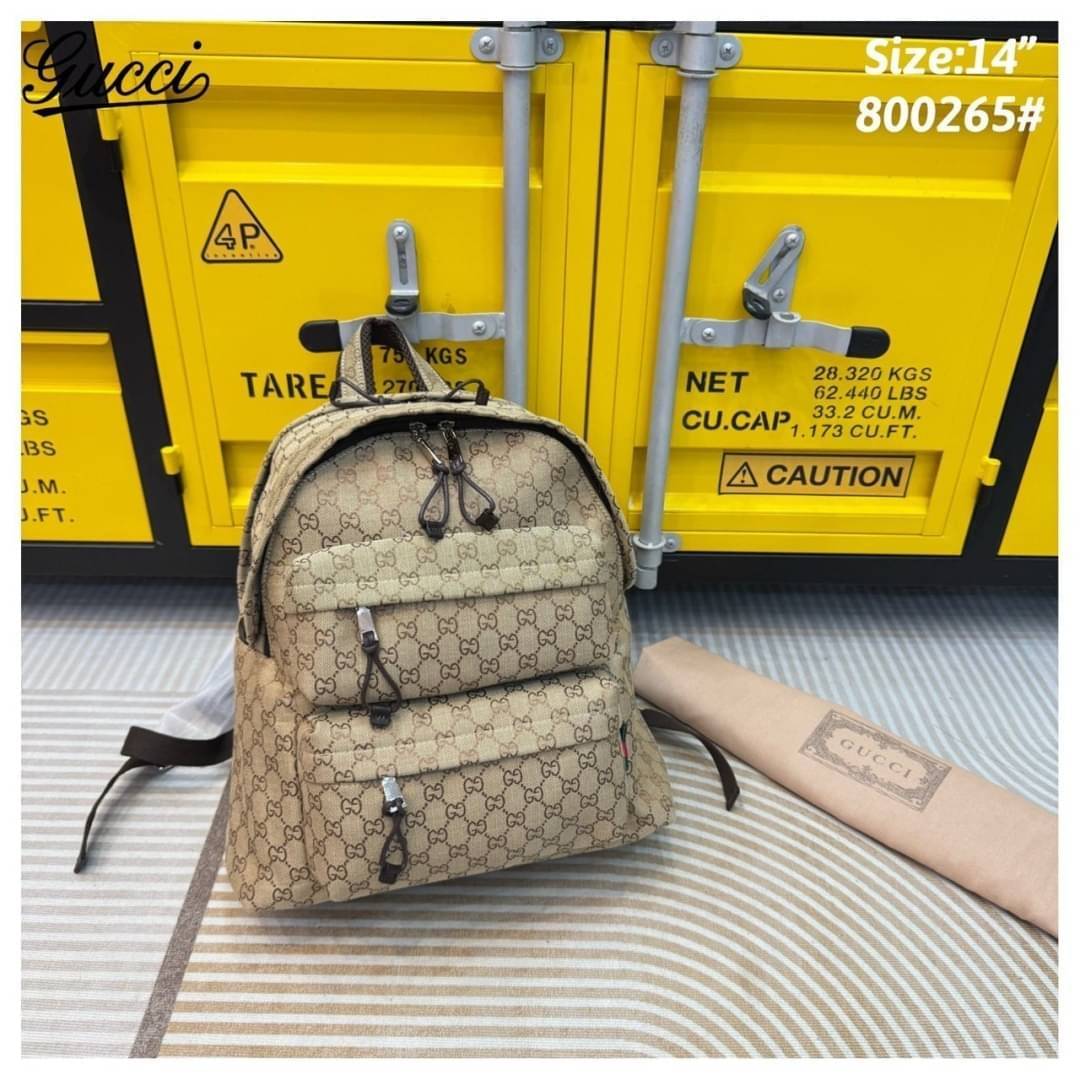 GUCCI Medium backpack with GG logo กระเป๋าเป้รุ่นใหม่เปิดตัวบนรันเวย์ Fall Winter 2024 รูปทรงผสมผสานความเรียบหรูและสปอร์ต พื้นหลังแต่งลายนูนพร้อมซับหลัง สะพายได้นานรับน้ำหนักได้ดี
