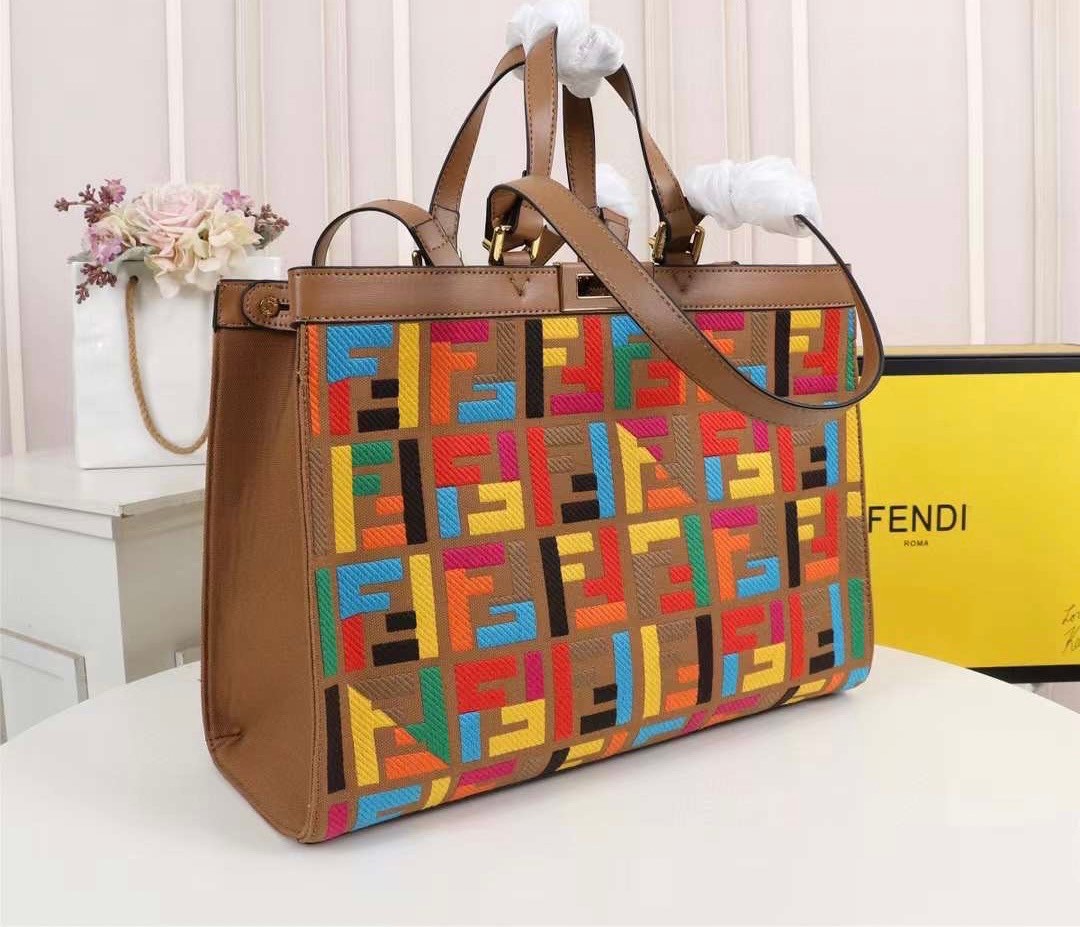 FENDI PEEKABOO X-TOTE BAG Multicolour 40cm เกรดเทพออริจินอล FENDI MONOGRAM SHOPPING BAG สวยมงลงมากค่ะ กระเป๋าสะพายข้างได้ ถือได้ ใบใหญ่ลายโมโนแกรม FF สวยมากทรงนี้ใช้เป็น everyday bag ได้ จุใจใส่ของได้เยอะ ตัวกระเป๋าผลิตจากผ้าทออย่างดี อยู่ทรงสวย ภายในโล่ง