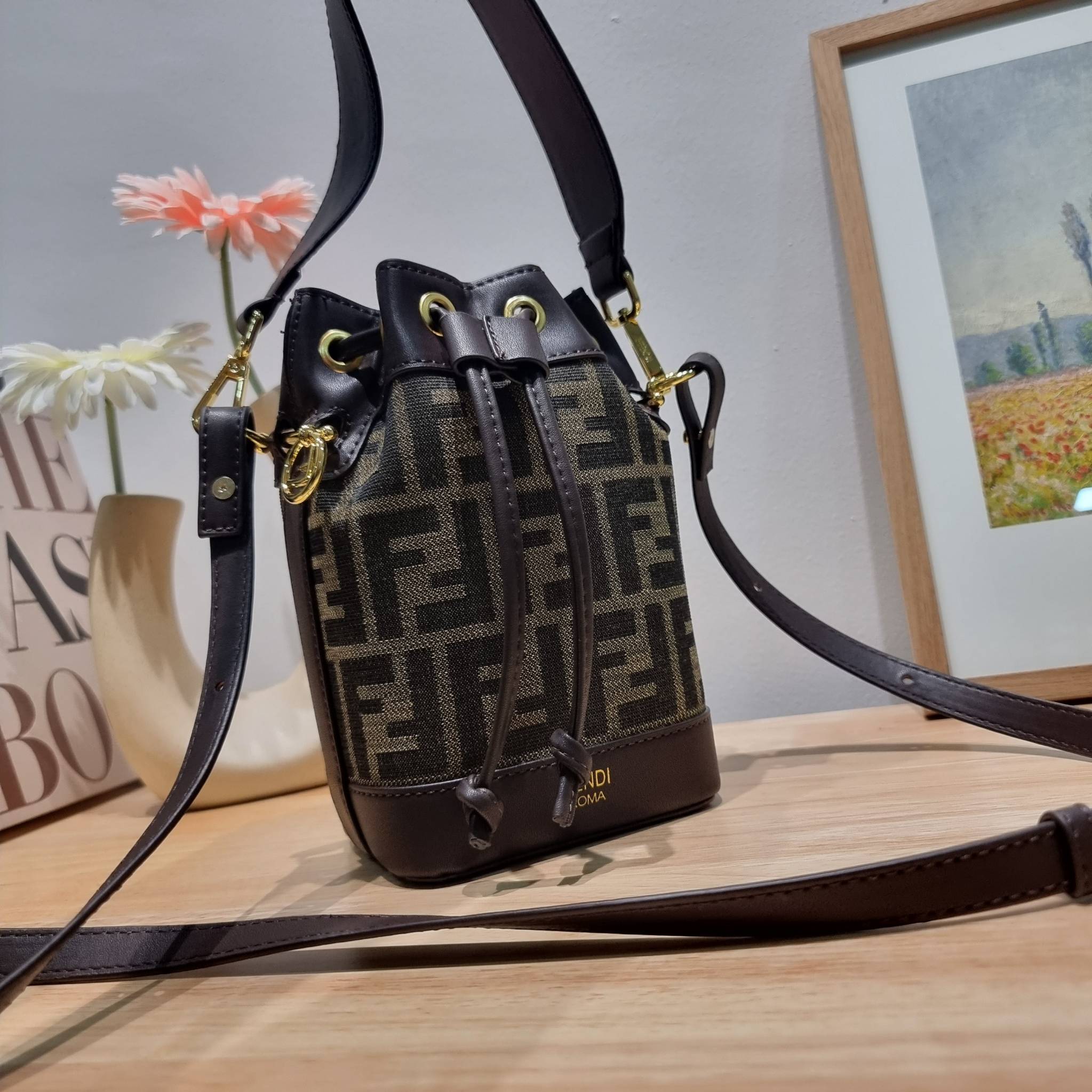 FENDI MINI BUCKET BAG / Fendi Mon Tresor Mini Brown Bag กระเป๋าสะพายทรงขนมจีบยอดฮิต ไซส์มินิ ที่น่ารักน่าใช้มาก ดีไซน์สวยอยู่ทรง วัสดุผ้าแคนวาสสลับหนังแท้ ดีเทลห่วงคล้องอะไหล่สวยหรู มาพร้อมสายสั้นคบ้องแขน และสายครอสบอดี้สำหรับสะพายข้าง สลับใช้ได้ไม่จำเจ ภ