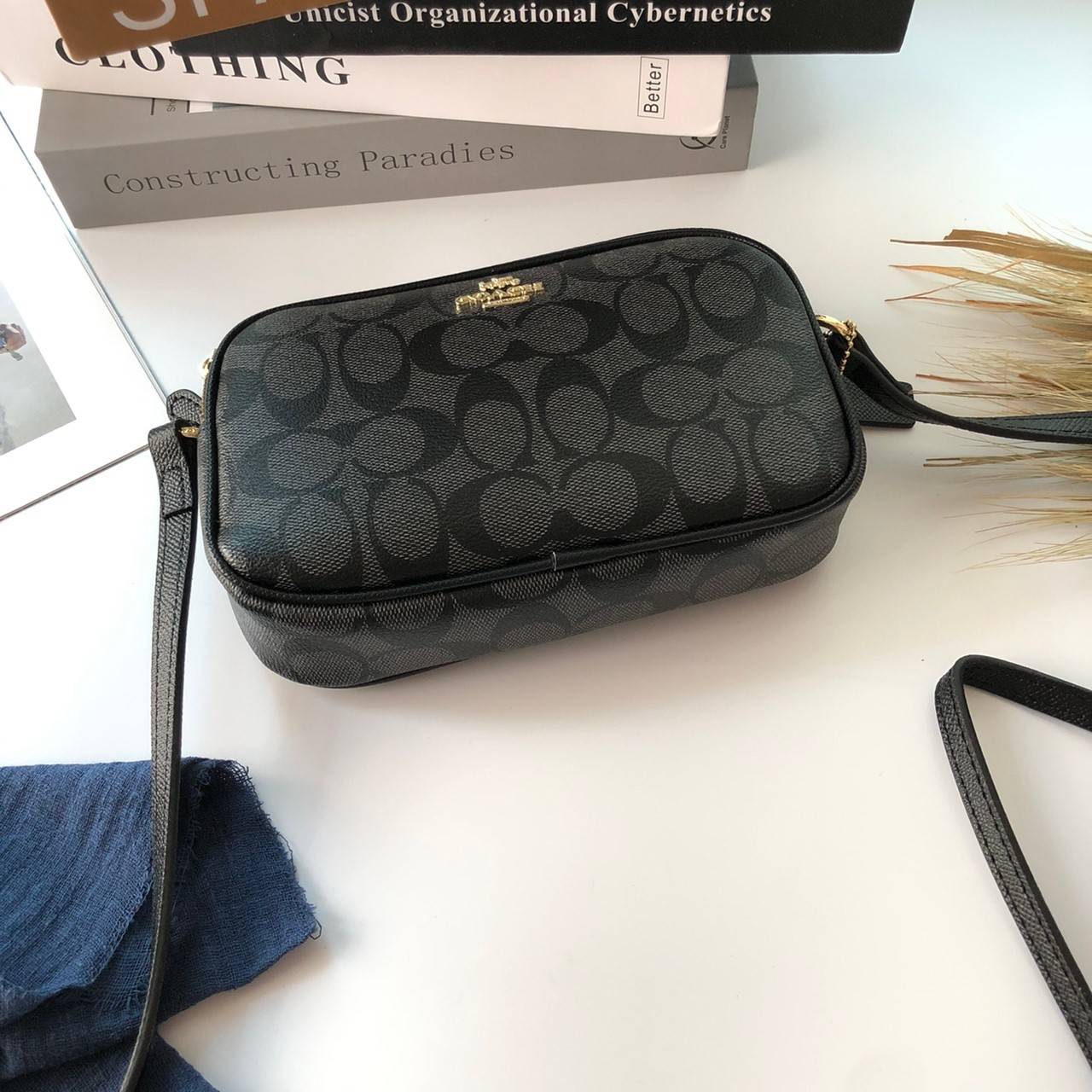 COACH MINI CROSSBODY BAGกระเป๋าสะพาน size mini วัสดุหนังลาย signature เปิด - ปิดด้วยซิป แบ่ง2 ช่องใหญ่ ภายในโล่ง ใส่ wallet สั้น มือถือได้ทุกรุ่น และของใช้จุกจิก พร้อมสายยาวถอด ปรับได้ค่ะ