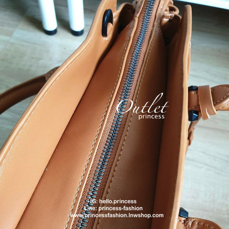 CHARLES & KEITH กระเป๋าถือ/สะพายข้าง ขนาดกลาง ด้านหน้าปั๊มโลโก้แบรนด์ ด้านหน้าเป็นหนังเรียบตัดกับด้านข้างเป็นหนังคาร์เวียร์ออกแบบมาให้เรียบหรู ด้านหลังมีซิป 1 ช่อง หูกระเป๋าสามารถพับลงได้ ส่วนด้านในกว้างมากค่ะ ออกแบบมาให้ใส่ของได้จุใจแบบไม่มีช่องแบ่ง มีช่