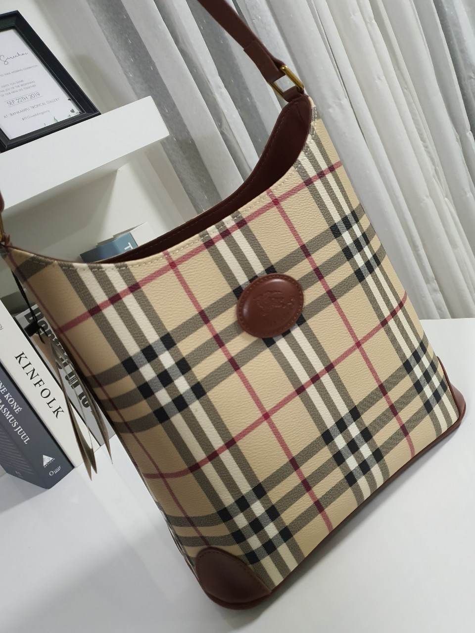 พรีเมี่ยมกิ๊ฟแท้ 100% 】BURBERRY VINTAGE BAG VIP GIFT WITH PURCHASE (GWP) กระเป๋าสะพายไหล่ พรีเมี่ยมกิ๊ฟ Limited Edition จากBURBERRY วัสดุหนังPVC สวยหนังนิ่ม ตัดด้วยสายหนังสีน้ำตาลเข้ม *สวยตาแตกกกก