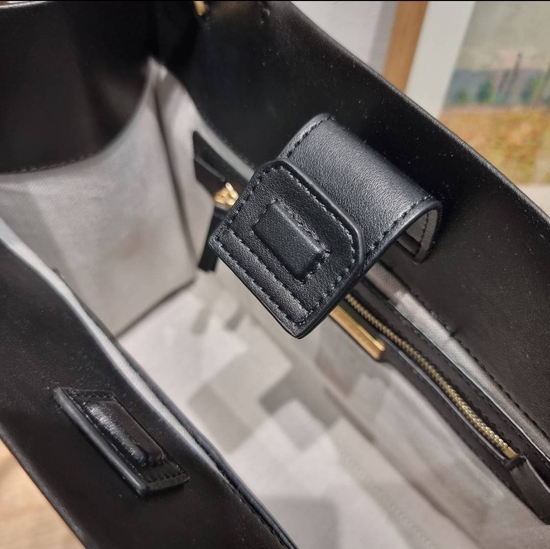 TORY BURCH ECO ELLA TOTE BAG / TORY TOTE BAG พร้อมส่ง 3 สี กระเป๋าสะพายทรงโท้ท ขนาดกำลังสวย จุของได้เต็มที่ รูปทรงคลาสสิคชวนใช้ โดดเด่นด้วย patch โลโก้ คอลเลคชั่นน้องใหม่ ส่งมาให้สาวๆได้ใจฟูอีกหนึ่งไอเท็ม