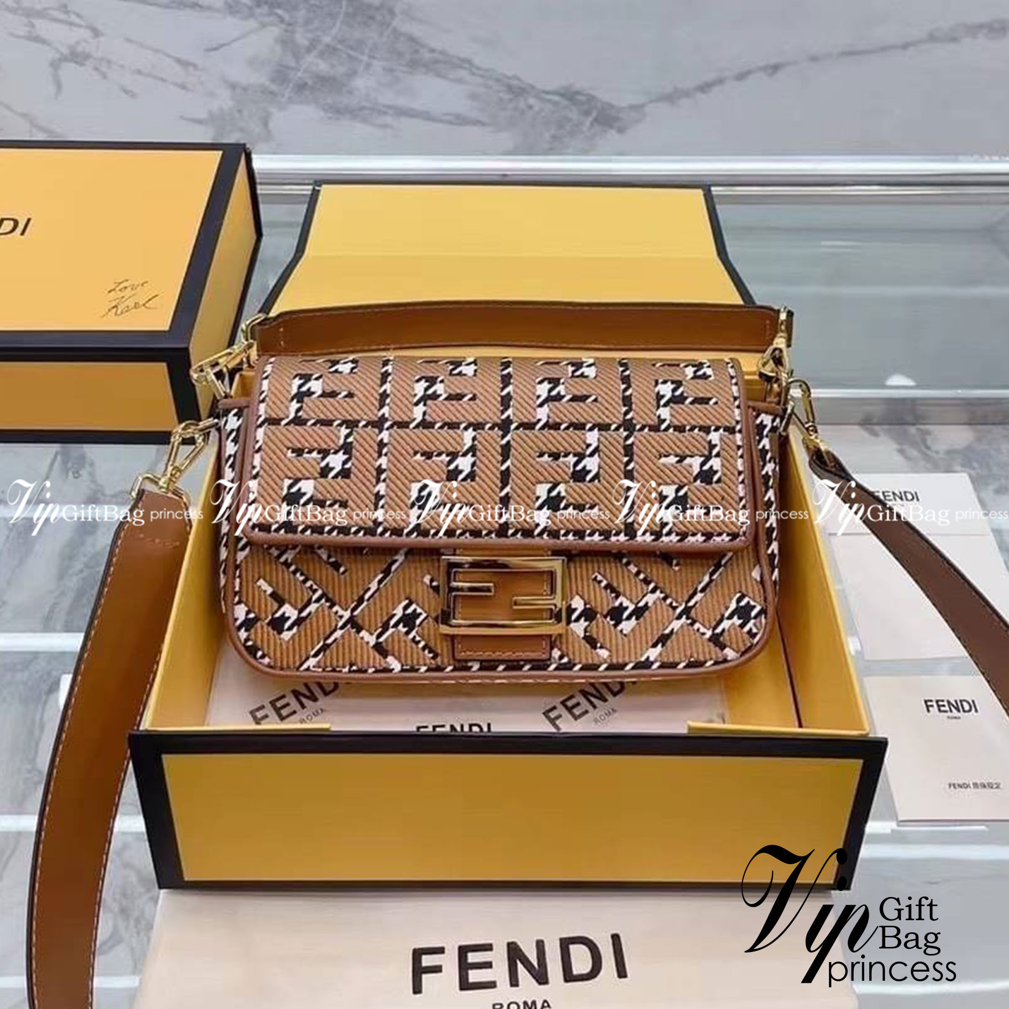 FENDI Baguette Brown houndstooth wool bag with FF embroidery / fendi baguette fabric bag กระเป๋าสะพายเฟนดิ งานจริงสวยมาก พร้อมสายสะพาย 2 เส้น ถอดได้ งานปั้มทุกจุด วัสดุคุณภาพดี แนะนำ ไม่ผิดหวัง มีจำนวนจำกัดนะคะ ภาพถ่ายจากงานขายจริง ใช้งานต่างประเทศได้